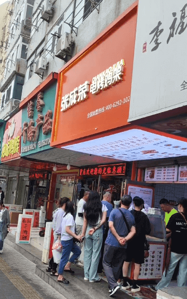 張成榮電烤雞架和麻辣拌組合拳：全時段覆蓋，抓住每波客流